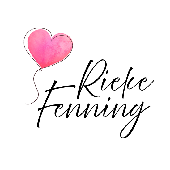 Logo von Rieke Fenning. Handschrift mit einem Herzluftballon